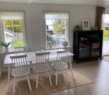 Sundsvall O Villa | Mysigt hus nära hav och skog på härliga Alnö