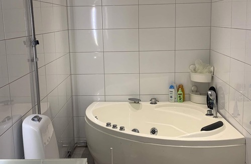 Gavle Bed & Breakfast | Mysigt med 50 Meter Till Promenadspår Familjevänligt Bomhus. Korsnäs. Transfer