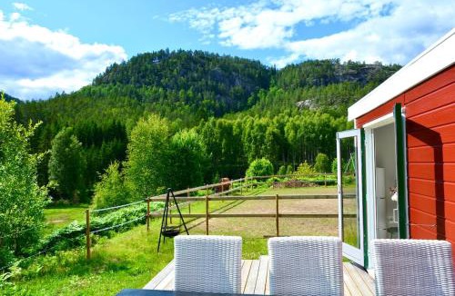 B Ski Chalet | Nature cottage on wooded valley