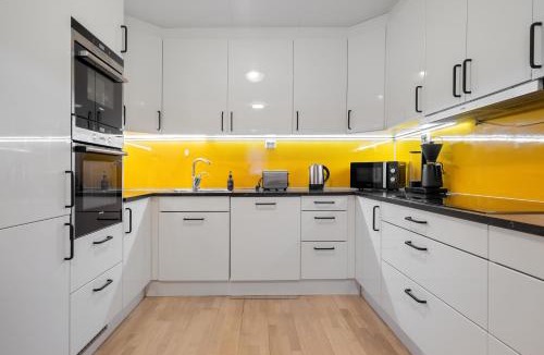 Tromso Apartment | Near Downtown - Large Beds - Free Parking