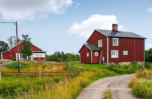 Saffle Municipality House | Near Lake Vänern welcomes you this lovely cottage in modern authentic style.