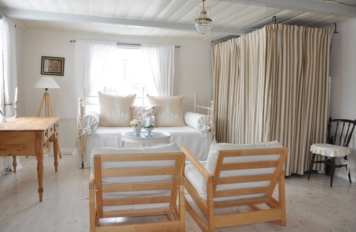 Saffle Municipality House | Near Lake Vänern welcomes you this lovely cottage in modern authentic style.