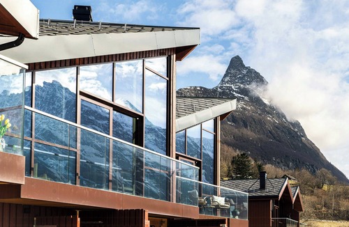 Sykkylven House | Near-sea boat house with panoramic views