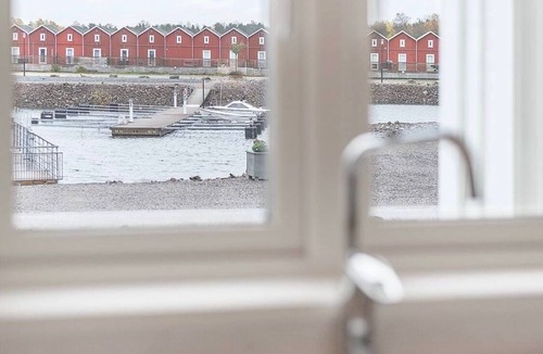Mellerud O Villa | New 135 sqm lakeside villa on Lake Vänern with idyllic harbor flair + nature reserve