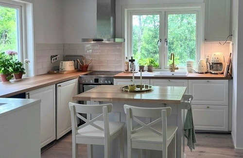 Flemingsberg House | New-build with hot tub near Stockholm