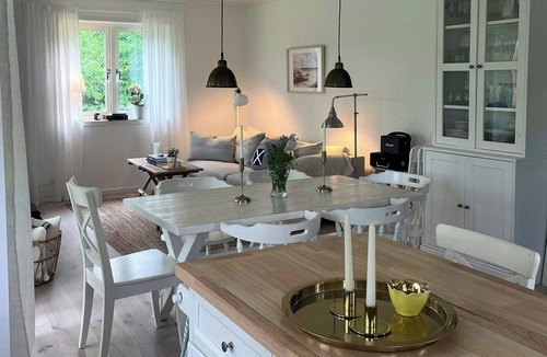 Flemingsberg House | New-build with hot tub near Stockholm