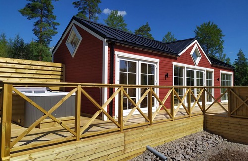 Hultsfred House | New building (2020) for 2 pers quiet location, whirlpool, bed linen and much more incl