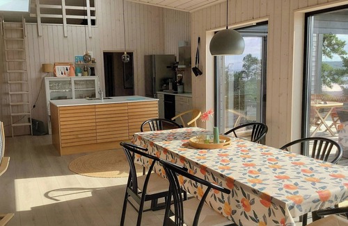 Bamble House | New cabin on the Sun Coast with sea views