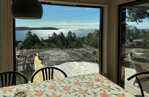 Bamble House | New cabin on the Sun Coast with sea views