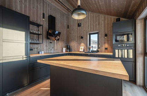Al Municipality Cabin | New luxury cabin in Geilo with hot tub, mountain views & ski access