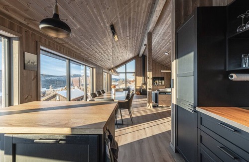Al Municipality Cabin | New luxury cabin in Geilo with hot tub, mountain views & ski access