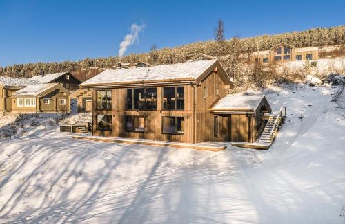 Al Municipality House | New luxury cabin in Geilo with hot tub, mountain views & ski access