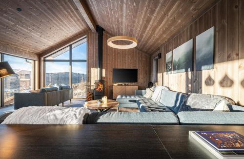 Al Municipality House | New luxury cabin in Geilo with hot tub, mountain views & ski access