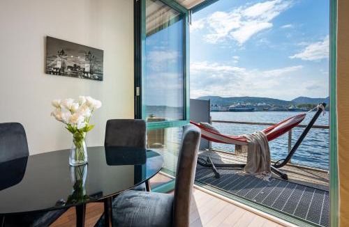 Sandviken Apartment | New! Sea front apt. with terrace above the sea!