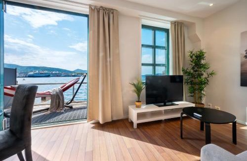 Sandviken Apartment | New! Sea front apt. with terrace above the sea!