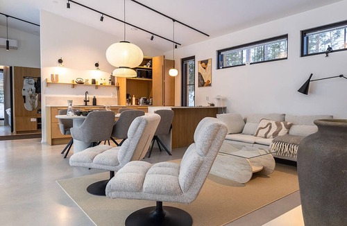 Porvoo Cottage | New Seaside Villa – Own Sandy Beach, Pier & Wood-Fired Beach Sauna
