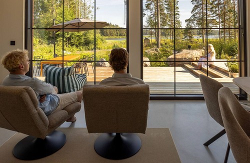 Porvoo Cottage | New Seaside Villa – Own Sandy Beach, Pier & Wood-Fired Beach Sauna