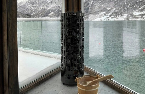 Jostedal House | Newly built cabin with sauna by Oldevatnet