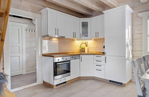 Kviteseid House | Next to the ski slope, in beautiful Vrådal, lies the charming and lovingly furnished holiday home ‘Drømhytte’. From this comfortable vacation home, you can step right into the ski lift.
