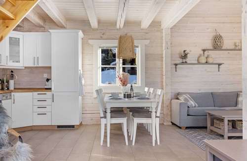 Kviteseid House | Next to the ski slope, in beautiful Vrådal, lies the charming and lovingly furnished holiday home ‘Drømhytte’. From this comfortable vacation home, you can step right into the ski lift.