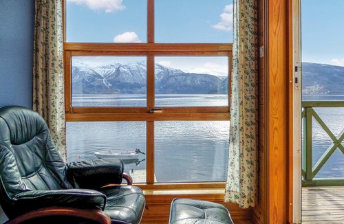 Rosendal Apartment | Nice apartment in Rosendal with sauna