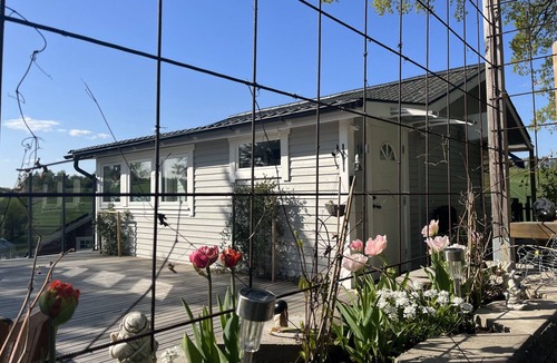 Finspang House | Nice cottage with lake view