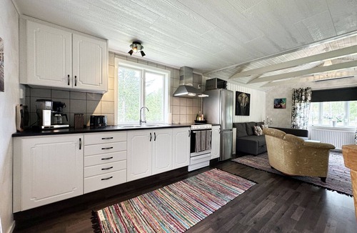Timmersdala Ski Chalet | Nice holiday home by the lake Vristulven | SE08049