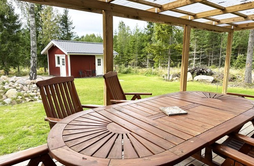 Timmersdala Ski Chalet | Nice holiday home by the lake Vristulven | SE08049