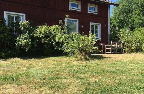 Stensberg-Kungshog House | Nice holiday home with lake view