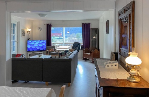 Vanylven House | Nice home in åheim with house sea view