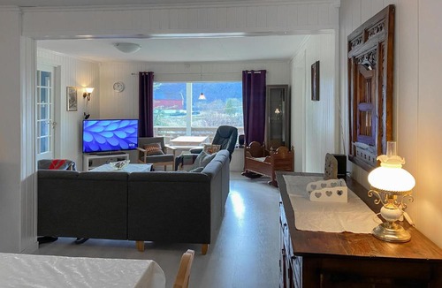 Vanylven House | Nice Home In Åheim With House Sea View