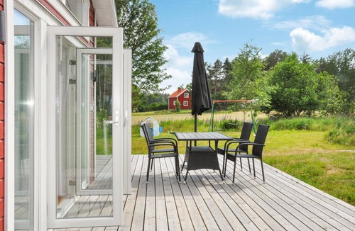 Hammaro House | Nice home in Hammarö with kitchen