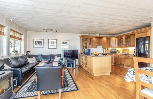 Hundeidvik House | Nice home in Hundeidvik with house sea view