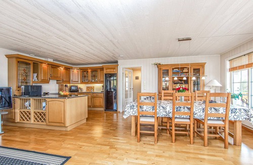 Hundeidvik House | Nice home in Hundeidvik with house sea view