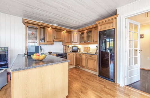 Hundeidvik House | Nice home in Hundeidvik with house sea view