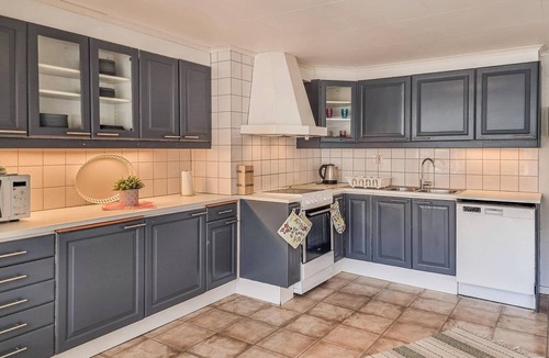 Kyrkesund House | Nice home in Långekärr with kitchen