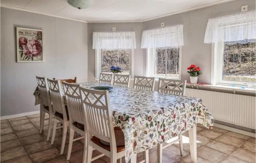 Kyrkesund House | Nice Home In Långekärr With Kitchen