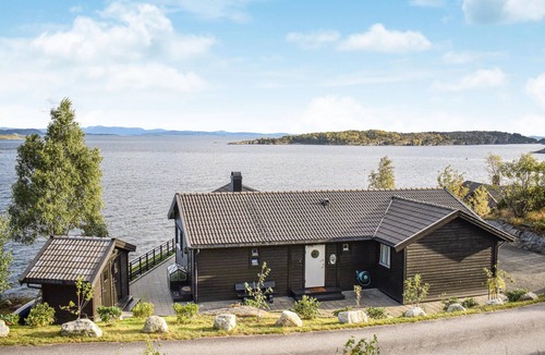 Hervik House | Nice home in Nedstrand with sauna