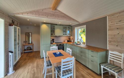 Meland House | Nice Home In Rossland With Wifi