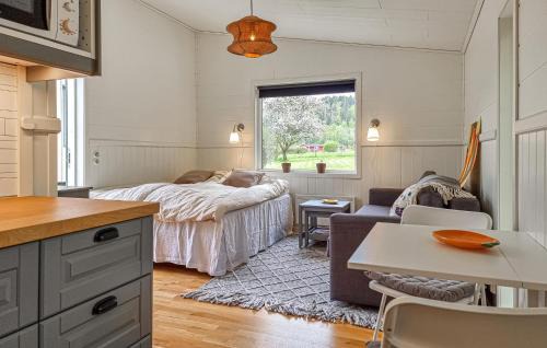 Vargon House | Nice Home In Vänersnäs With House A Mountain View