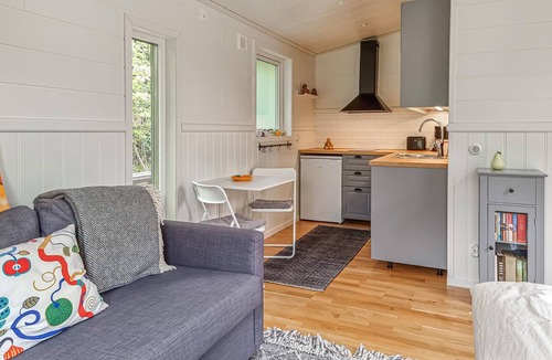 Vargon House | Nice home in Vänersnäs with house a mountain view