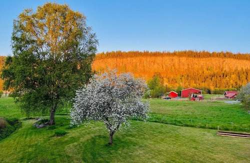 Vargon House | Nice home in Vänersnäs with house a mountain view
