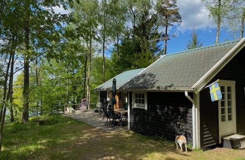 Roke House | Nice little cottage by the lake with boat