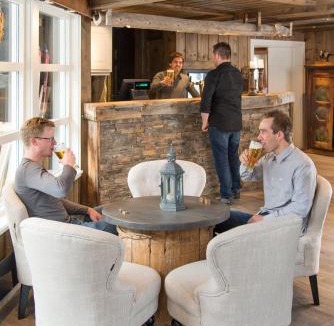 Fossbergom Hotel | Nordal Turistsenter