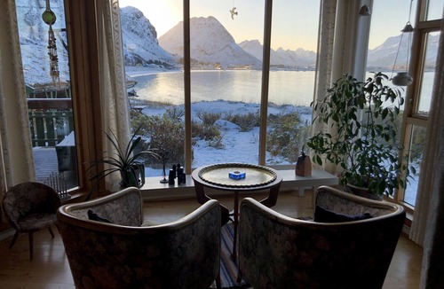 Flakstad Cottage | Nordbo – unique place with views over Ramberg Beach