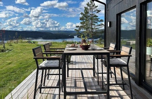 Hennseid House | Nordic design cabin with a view over Lake Toke