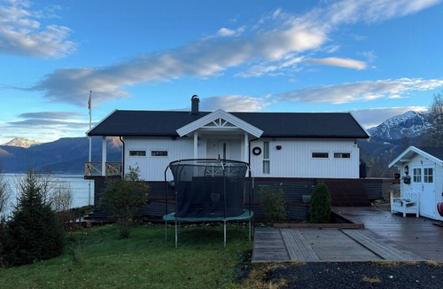 Ballangen House | Northern lights view cabin with big veranda