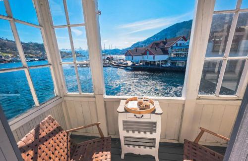 Norheimsund Villa | Nortorp, stort hus med egen brygge i sentrum