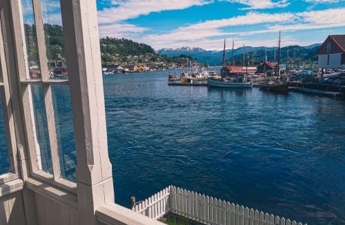 Norheimsund Villa | Nortorp, stort hus med egen brygge i sentrum