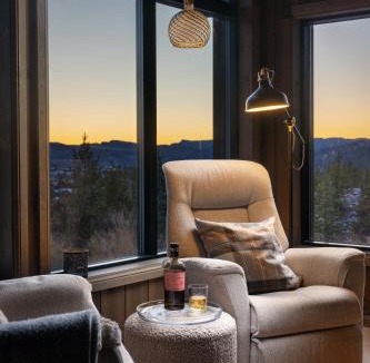 Vikberget House | Ny og moderne hytte med sauna, jacuzzi og eget spillrom med biljard og dart Gratis elbillading og strøm inkludert i prisen